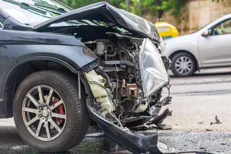 Daños en la parte delantera de un automóvil